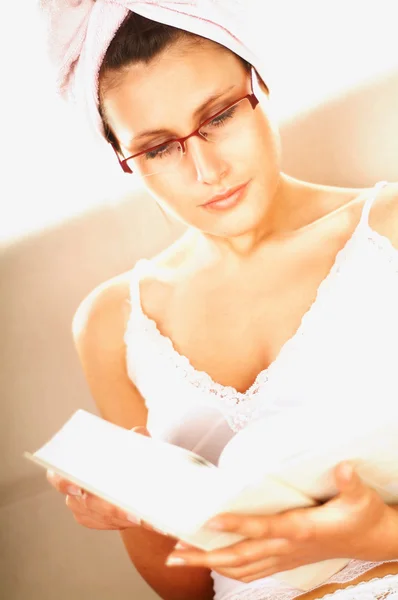 Mujeres guapas jóvenes leyendo un libro — Foto de Stock