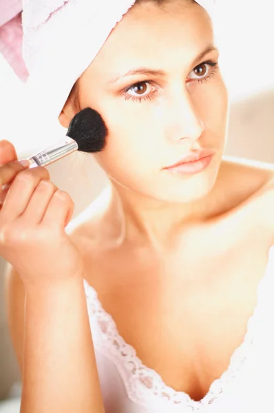 Menina morena muito jovem fazendo maquiagem matinal . — Fotografia de Stock