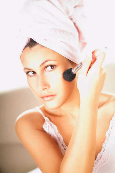 Hübsche junge brünette Mädchen tun Morgen Make-up. — Stockfoto
