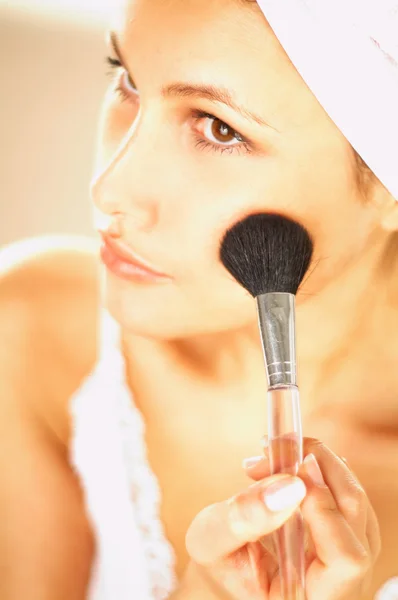 Doing morning makeup — Stock Photo, Image