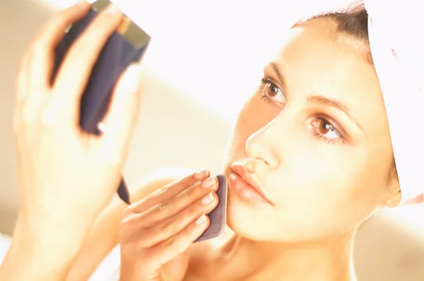 Hübsche junge brünette Mädchen tun Morgen Make-up. — Stockfoto