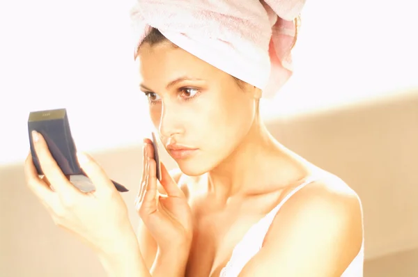 Mooie jonge brunette meisje doen ochtend make-up. — Stockfoto