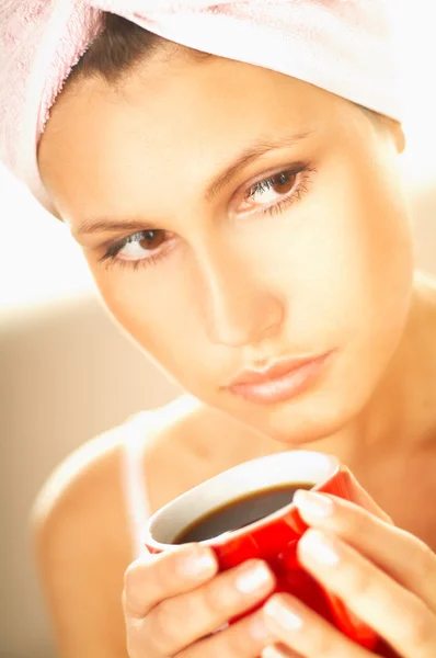 Mulher morena com xícara branca de café preto — Fotografia de Stock