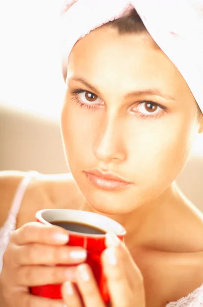 블랙 커피의 흰색 컵 갈색 머리 여자 — 스톡 사진
