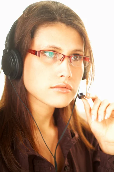 Όμορφη κοπέλα φορώντας ένα ακουστικό του τηλεφώνου. call centre ΠΡΑΚΤΟΡΑ — Φωτογραφία Αρχείου