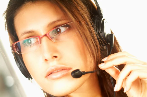 Jovem mulher bonita usando um fone de ouvido. Agente do Call Center — Fotografia de Stock