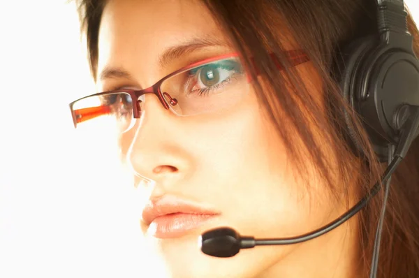 Giovane bella donna che indossa un auricolare del telefono. Agente del call center — Foto Stock