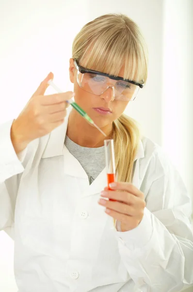 Mujer en laboratorio — Foto de Stock