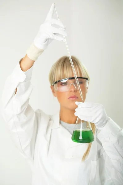 Žena v laboratoři — Stock fotografie