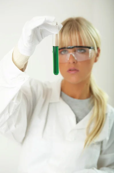 Vrouw in lab — Stockfoto