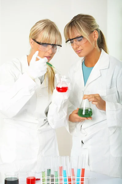Žena v laboratoři — Stock fotografie