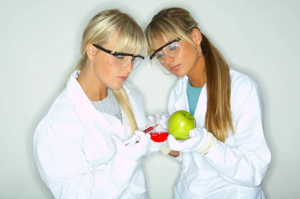 Mujer en laboratorio — Foto de Stock