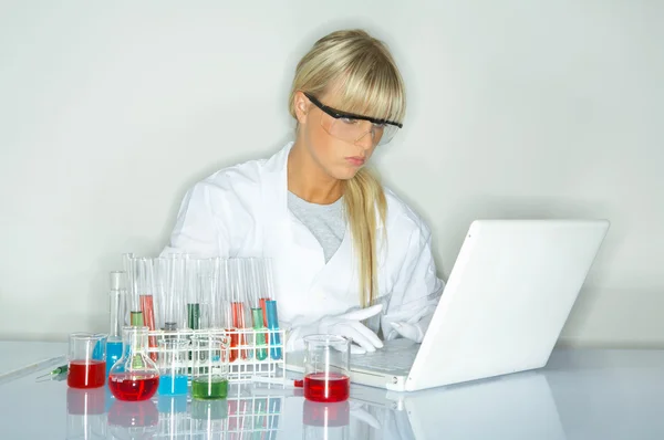 Mujer en laboratorio — Foto de Stock