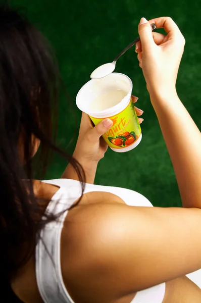 Харчування йогурт — стокове фото
