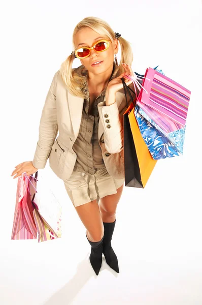 Sexig tjej med händerna fulla av väskor — Stockfoto