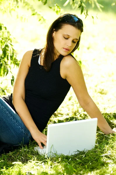 Donna con computer portatile — Foto Stock