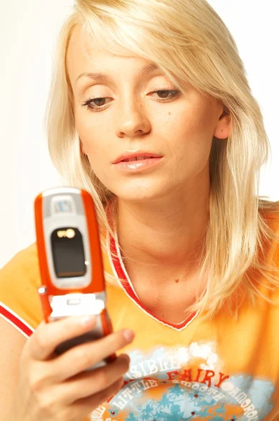 Krásné mladé ženy mluví mobilní telefon — Stock fotografie