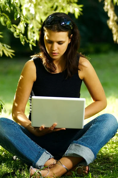 Nő laptoppal — Stock Fotó