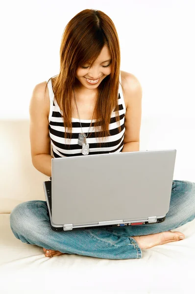 Asiatique fille avec ordinateur portable — Photo
