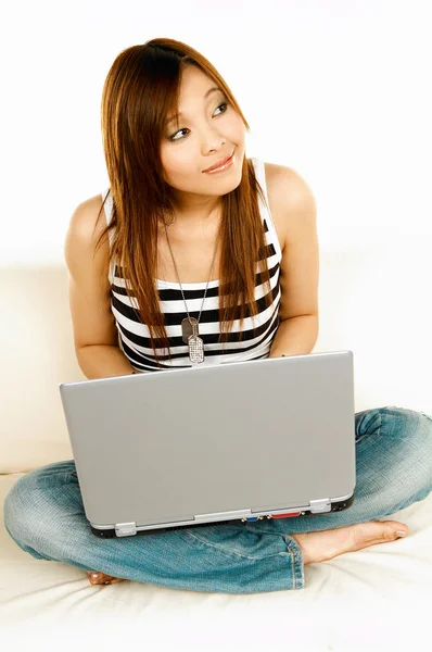 노트북으로 아시아 소녀 — 스톡 사진