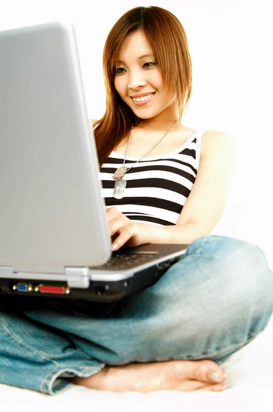 Aziatische meisje met laptop — Stockfoto