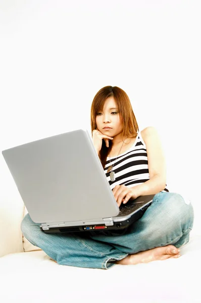 Ασιατικές κορίτσι με laptop — Φωτογραφία Αρχείου