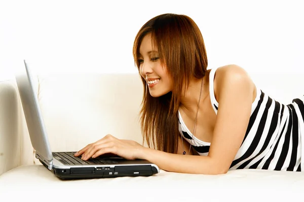 Menina asiática com laptop — Fotografia de Stock