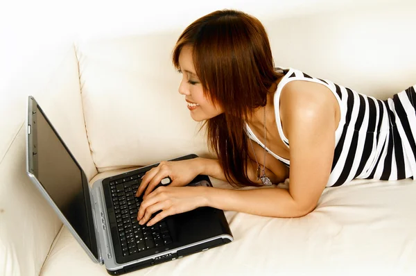Dizüstü bilgisayar ile Asyalı kız — Stok fotoğraf