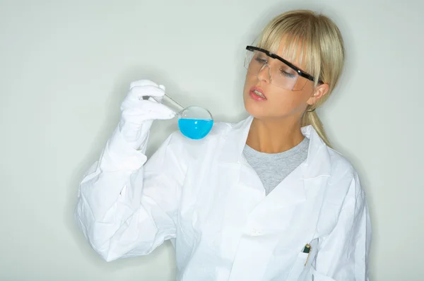 Kobieta w laboratorium — Zdjęcie stockowe