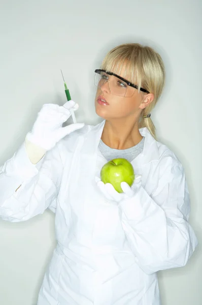 Mulher em laboratório — Fotografia de Stock