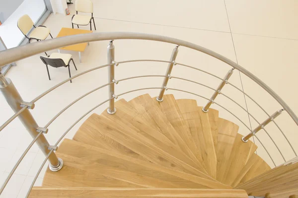 Šroub, dřevěné schodiště v místnosti — Stock fotografie