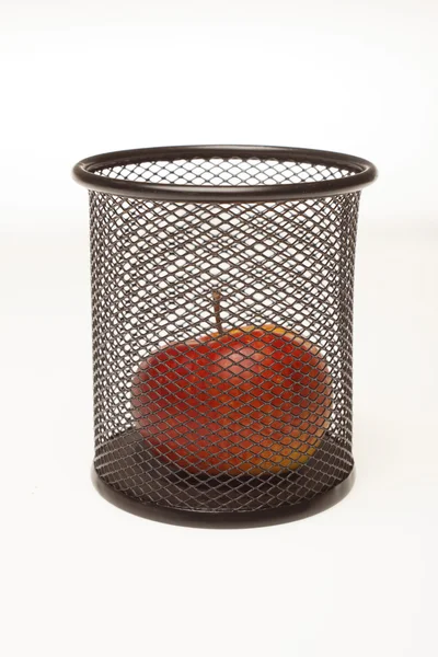 Červené jablko do koše — Stock fotografie