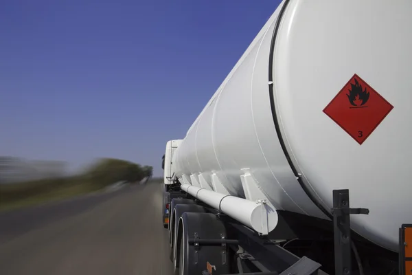 Tanker vrachtwagen of vrachtwagen op een snelweg — Stockfoto