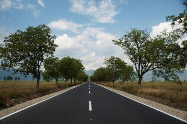 güzel bir gökyüzü olan Bulgar yol