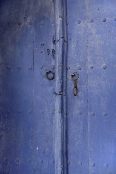 Güzel desenli ahşap eski mavi kapı — Stok fotoğraf