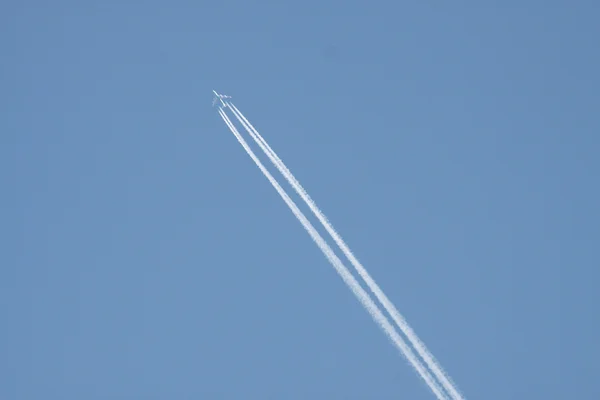 Airplane in the blue sky — Stock Photo, Image