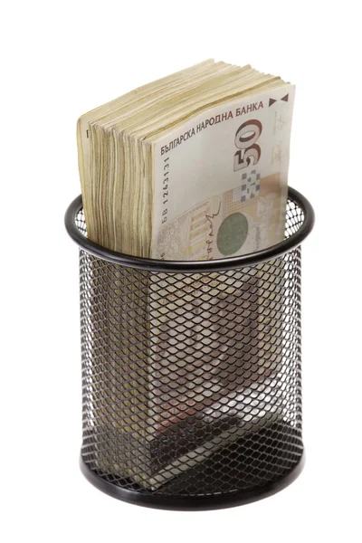 Prullenbak met bankbiljetten als metafoor — Stockfoto