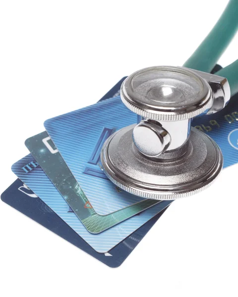 Een stethoscoop door een betaling van creditcards — Stockfoto