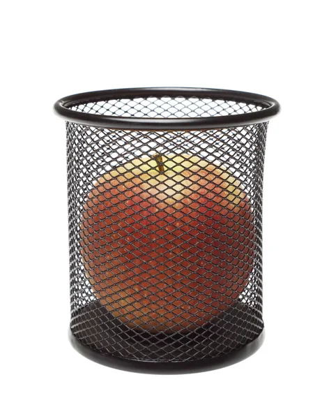 Pomme rouge dans la poubelle — Photo