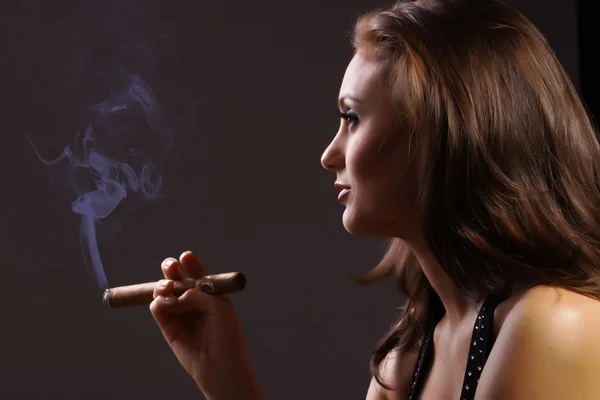 エレガントな喫煙女性 — ストック写真