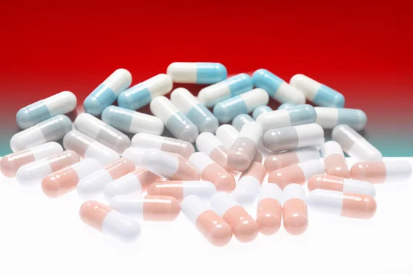 Pílulas em fundo branco — Fotografia de Stock