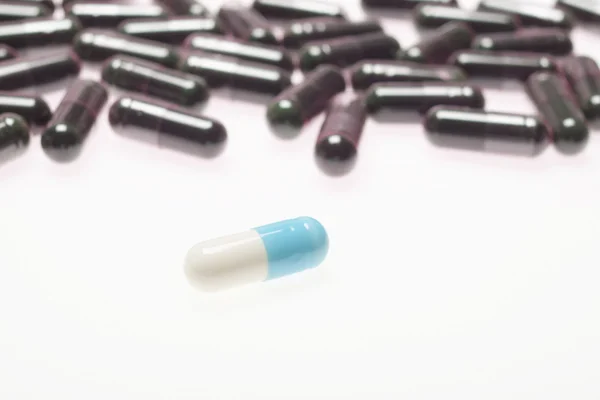 Píldoras azules y verdes — Foto de Stock