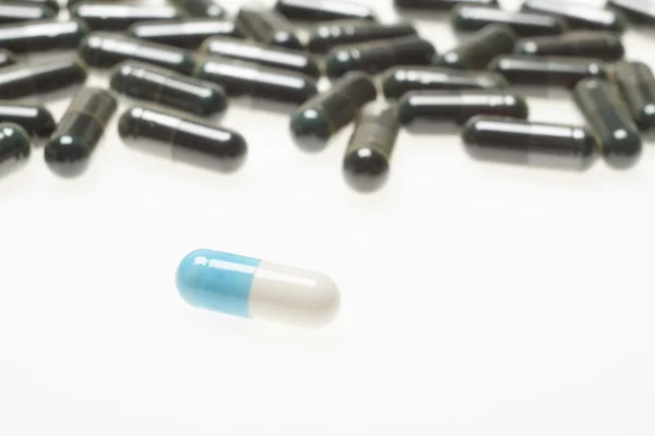 Pillen auf weißem Hintergrund — Stockfoto