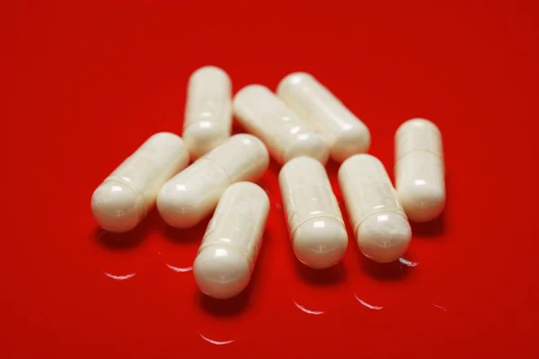 Χάπια σε λευκό φόντο — Φωτογραφία Αρχείου