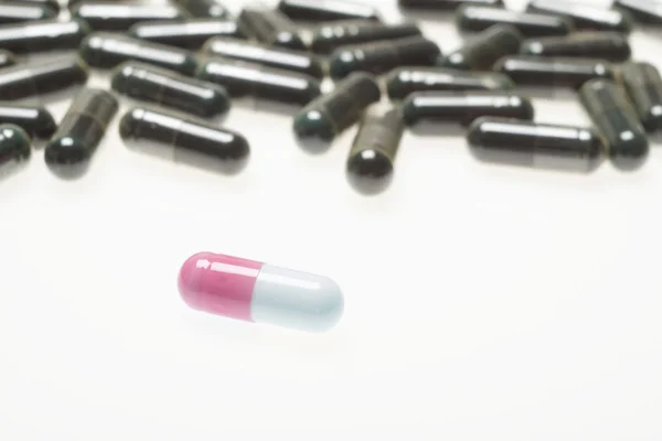 Pillole su sfondo bianco — Foto Stock