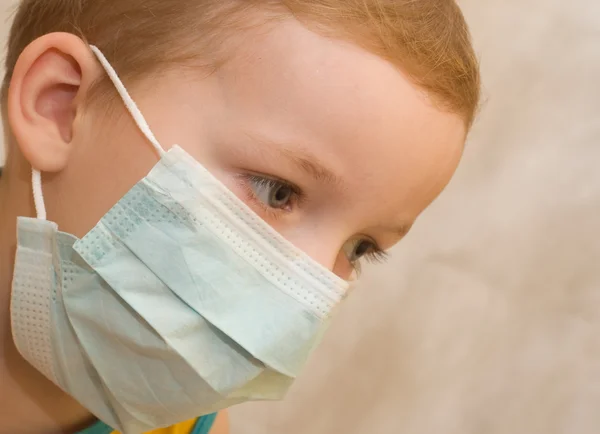 Дитина в масці проти грипу — стокове фото