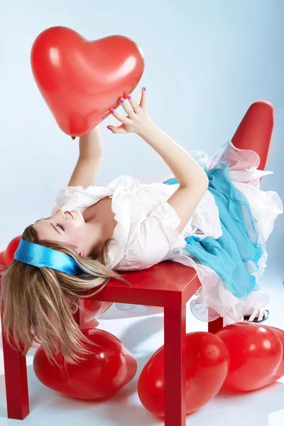 Donna con palloncino cuore rosso — Foto Stock