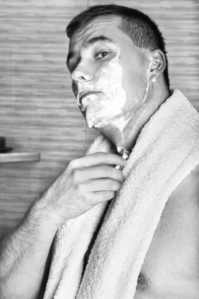 男人剃须 — 图库照片