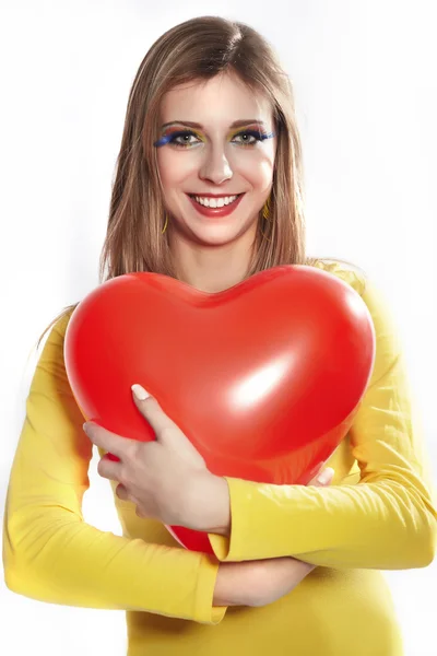 Fiatal nő, piros szív — Stock Fotó