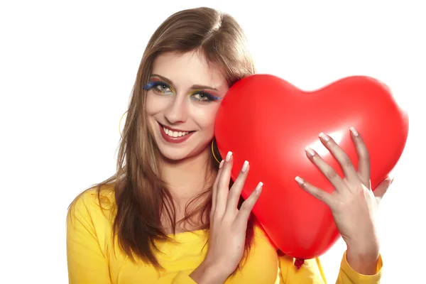 Kırmızı kalp ile genç bir kadın portresi — Stok fotoğraf